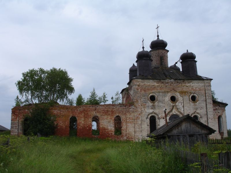 Палауз. Церковь Рождества Пресвятой Богородицы. общий вид в ландшафте