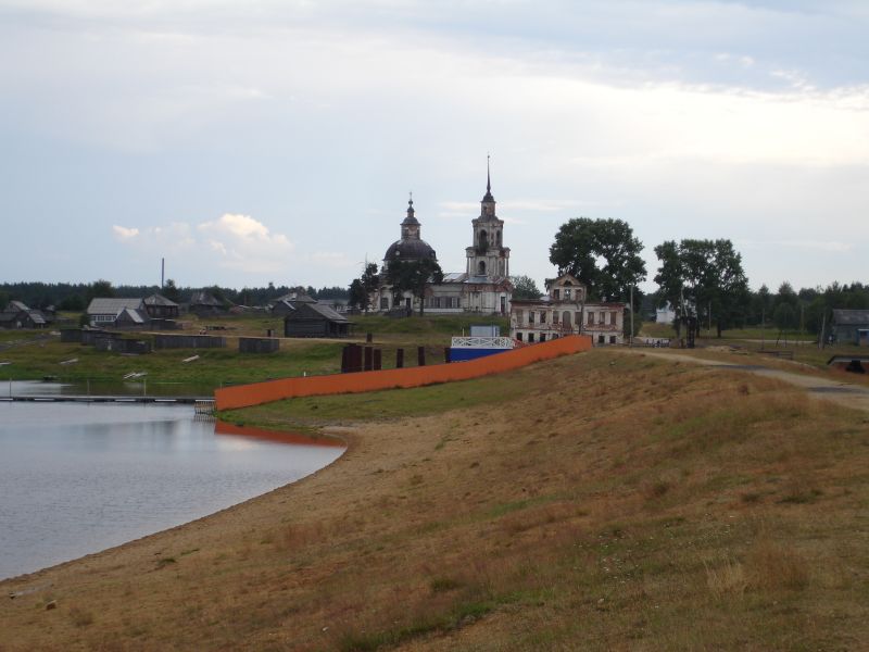 Кажим. Церковь Димитрия Ростовского. общий вид в ландшафте, Вид с плотины.