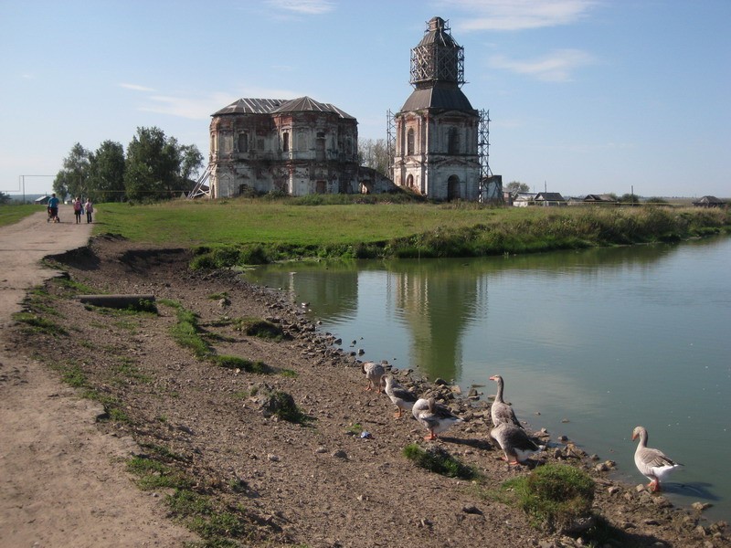 Хирино. Церковь Усекновения главы Иоанна Предтечи. документальные фотографии, Вид со стороны пруда