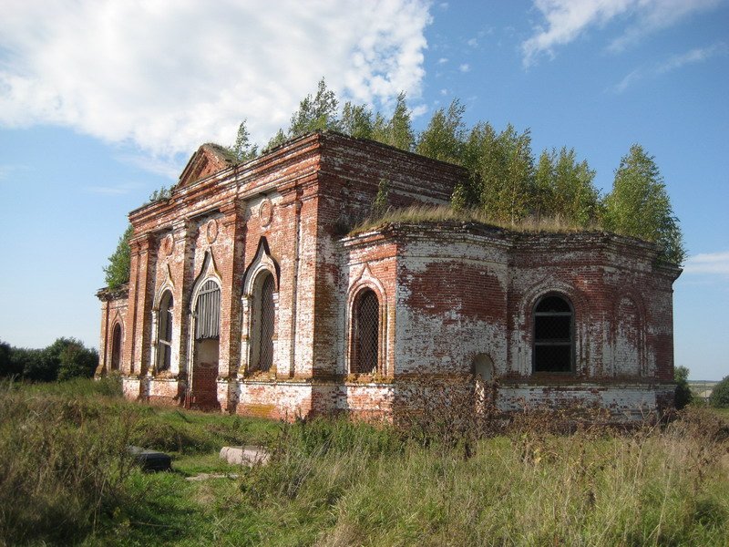 Церковь Покрова Пресвятой Богородицы, Кардавиль (Шатковский район, Нижегородская область). общий вид в ландшафте, Южнее алтаря виден некрополь Баженовых - потомков великого русского зодчего В.И. Баженова