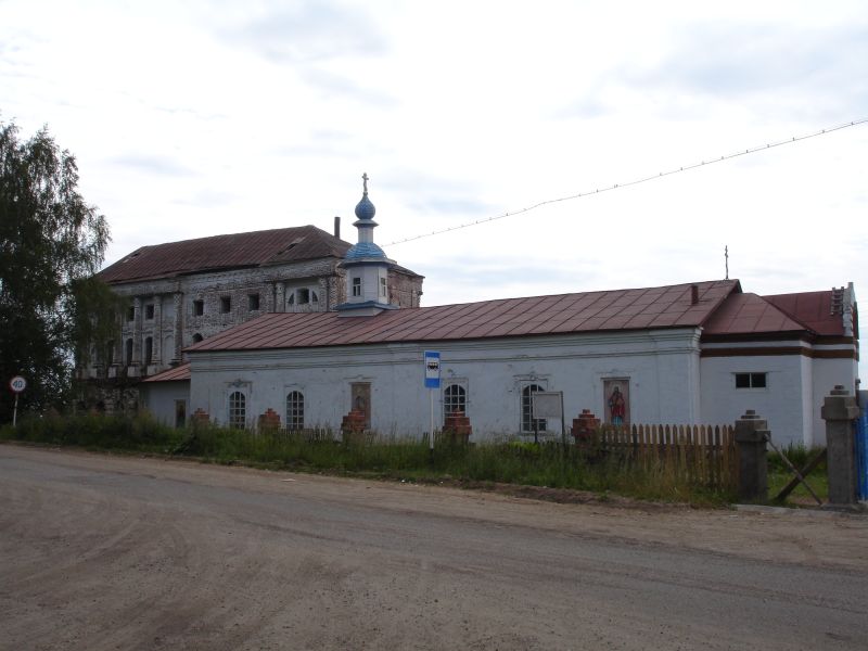 Храмовый комплекс. Церкви Петра и Павла  и Воскресения Христова, Усть-Кулом (Усть-Куломский район, Республика Коми). общий вид в ландшафте
