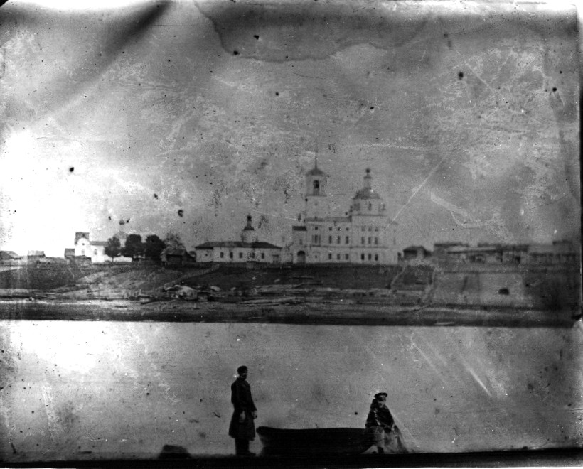 Храмовый комплекс. Церкви Петра и Павла  и Воскресения Христова, Усть-Кулом (Усть-Куломский район, Республика Коми). архивная фотография, Храмы на другой стороне реки