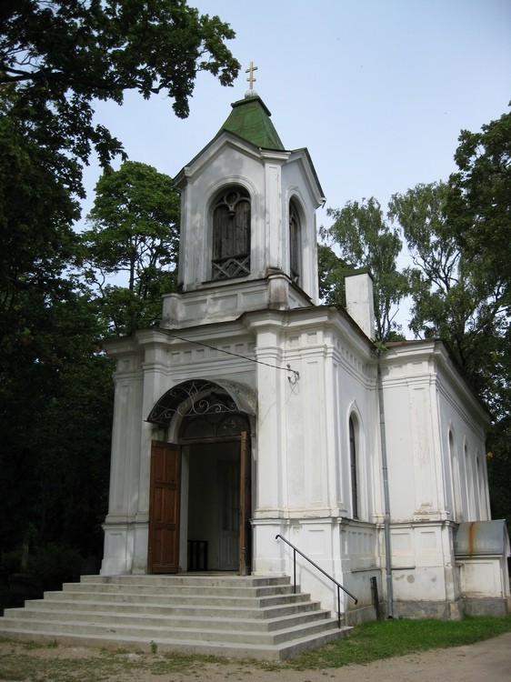 Часовня Сошествия Святого Духа, Тарту (Тартумаа, Эстония). общий вид в ландшафте