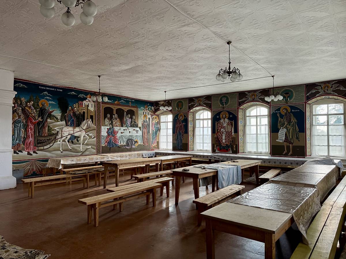 Трапезная, интерьер и убранство. Ульяновский Троице-Стефанов монастырь. Колокольня с церквями Зосимы и Савватия и Николая Чудотворца, Ульяново (Усть-Куломский район, Республика Коми)