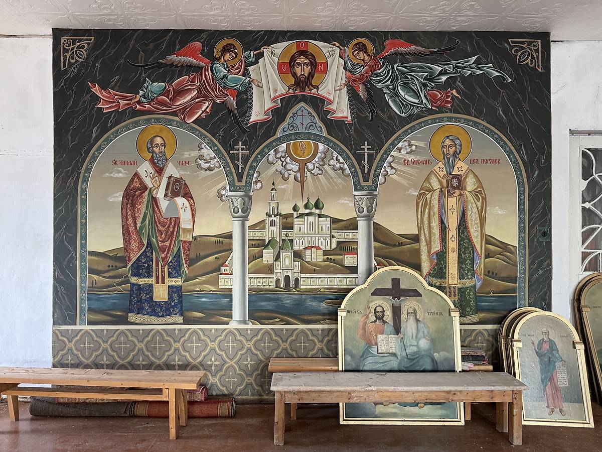 Фрагмент росписи трапезной: Ульяновский монастырь, Николай Чудотворец, Стефан Великопермский, интерьер и убранство. Ульяновский Троице-Стефанов монастырь. Колокольня с церквями Зосимы и Савватия и Николая Чудотворца, Ульяново (Усть-Куломский район, Республика Коми)