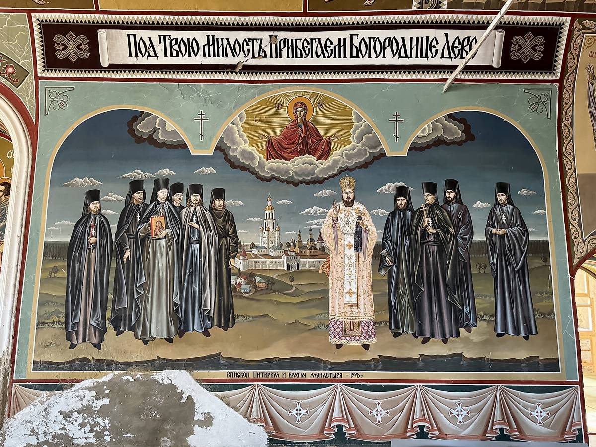 Фрагмент росписи трапезной. Епископ Питирим и братия, интерьер и убранство. Ульяновский Троице-Стефанов монастырь. Колокольня с церквями Зосимы и Савватия и Николая Чудотворца, Ульяново (Усть-Куломский район, Республика Коми)