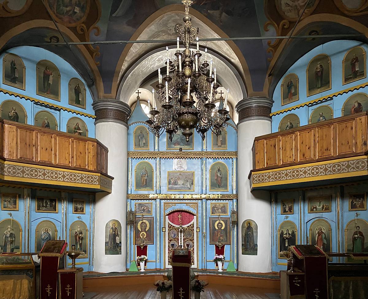 Нижний храм, иконостас, интерьер и убранство. Ульяновский Троице-Стефанов монастырь. Колокольня с церквями Зосимы и Савватия и Николая Чудотворца, Ульяново (Усть-Куломский район, Республика Коми)