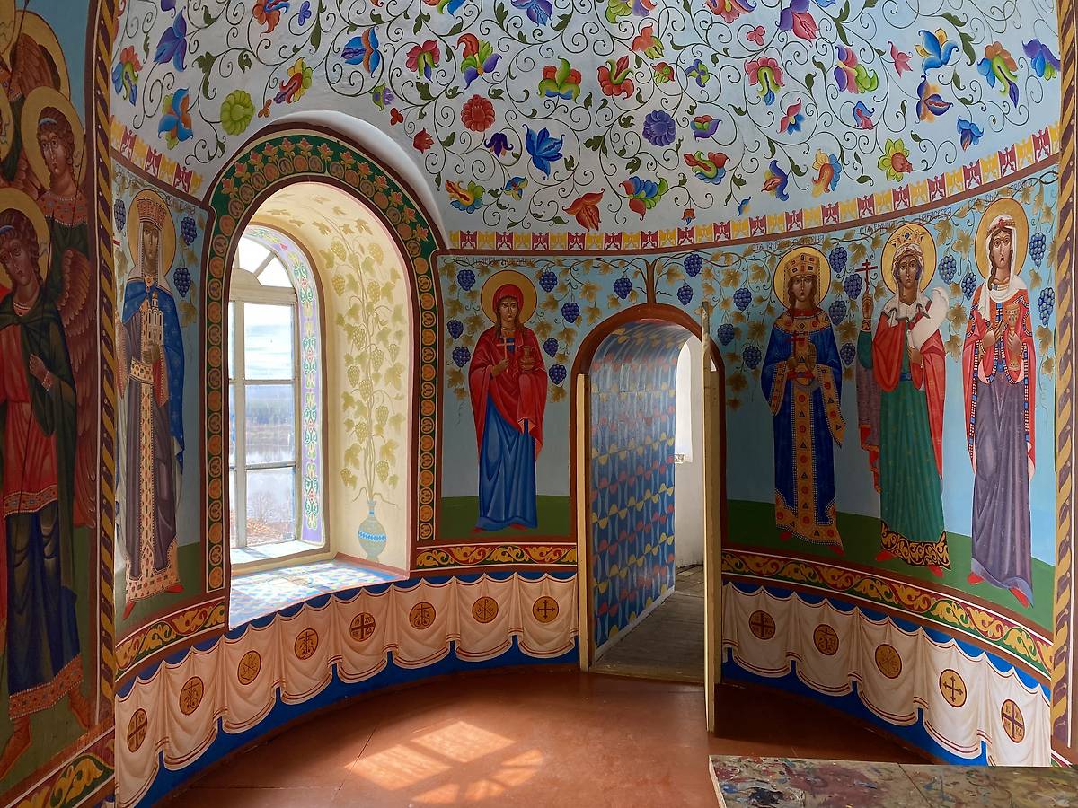 Верхний храм, угловая ниша, интерьер и убранство. Ульяновский Троице-Стефанов монастырь. Колокольня с церквями Зосимы и Савватия и Николая Чудотворца, Ульяново (Усть-Куломский район, Республика Коми)