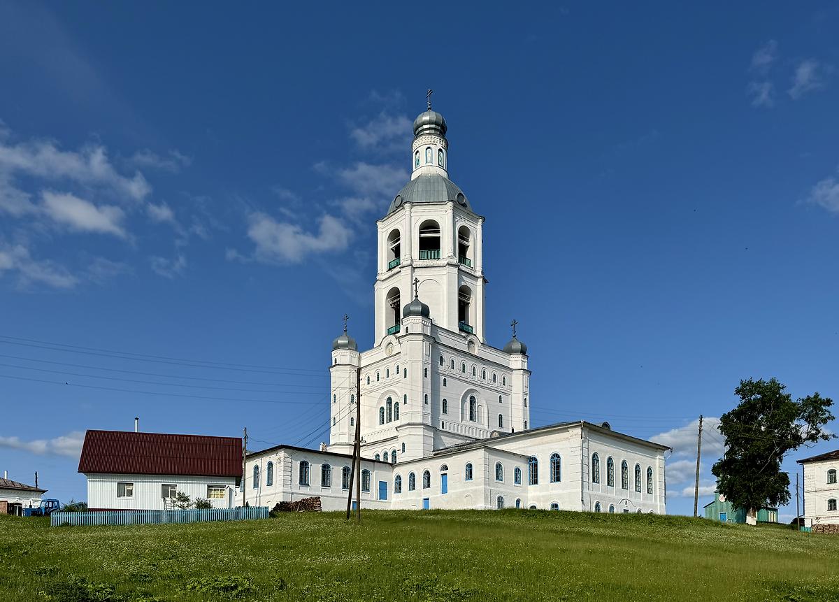 Вид с юго-запада, фасады. Ульяновский Троице-Стефанов монастырь. Колокольня с церквями Зосимы и Савватия и Николая Чудотворца, Ульяново (Усть-Куломский район, Республика Коми)