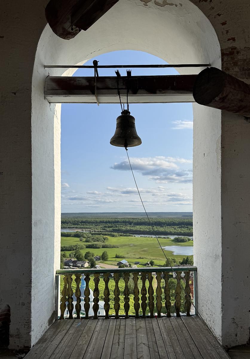 Вид с яруса звона в южном направлении, дополнительная информация. Ульяновский Троице-Стефанов монастырь. Колокольня с церквями Зосимы и Савватия и Николая Чудотворца, Ульяново (Усть-Куломский район, Республика Коми)