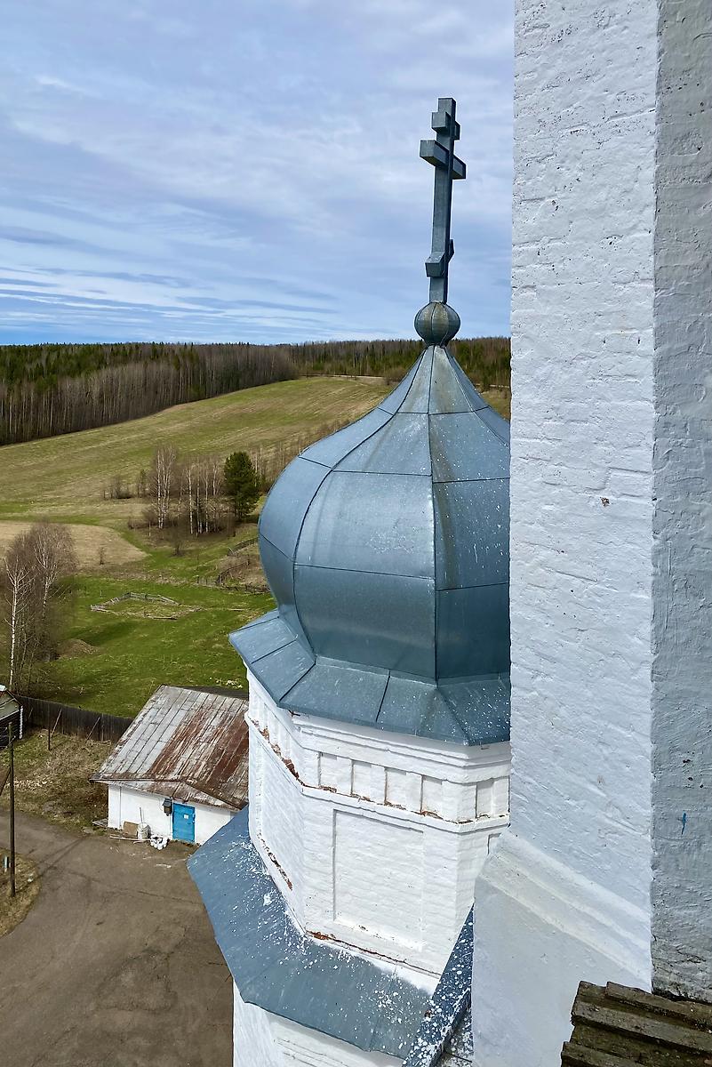 Одна из главок на угловых башнях, архитектурные детали. Ульяновский Троице-Стефанов монастырь. Колокольня с церквями Зосимы и Савватия и Николая Чудотворца, Ульяново (Усть-Куломский район, Республика Коми)