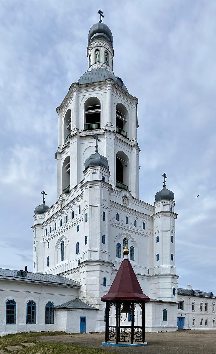 Вид с юго-востока, фасады. Ульяновский Троице-Стефанов монастырь. Колокольня с церквями Зосимы и Савватия и Николая Чудотворца, Ульяново (Усть-Куломский район, Республика Коми)