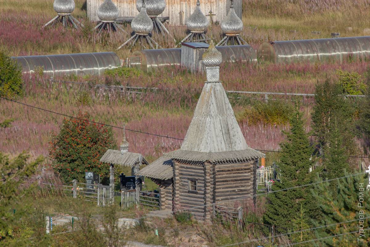 Часовня Уара мученика, Варзуга (Терский район, Мурманская область). фасады, Вид со смотровой площадки от школы