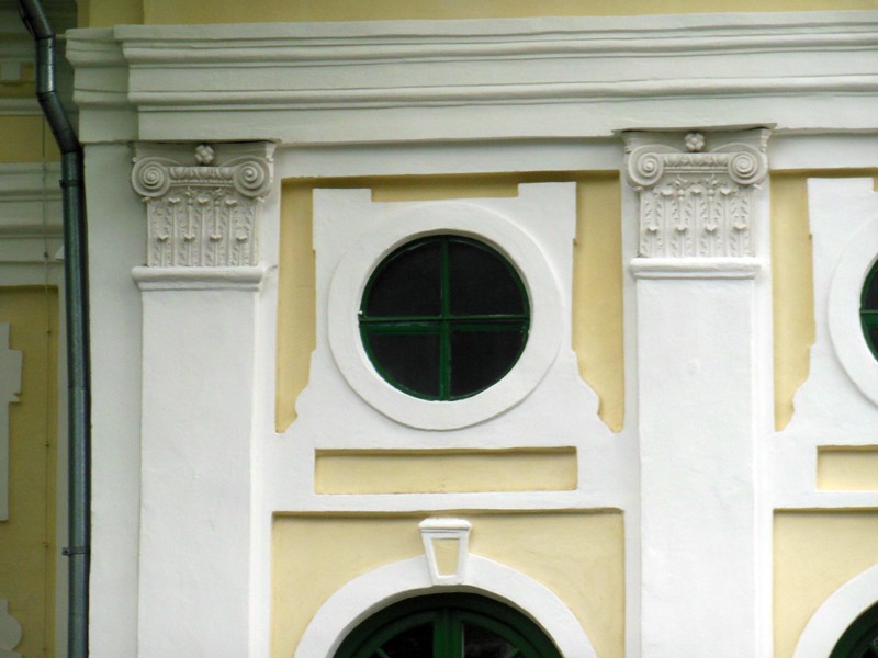 Пярну. Церковь Екатерины. архитектурные детали, Окуль - круглое окно на фасаде основного объема храма