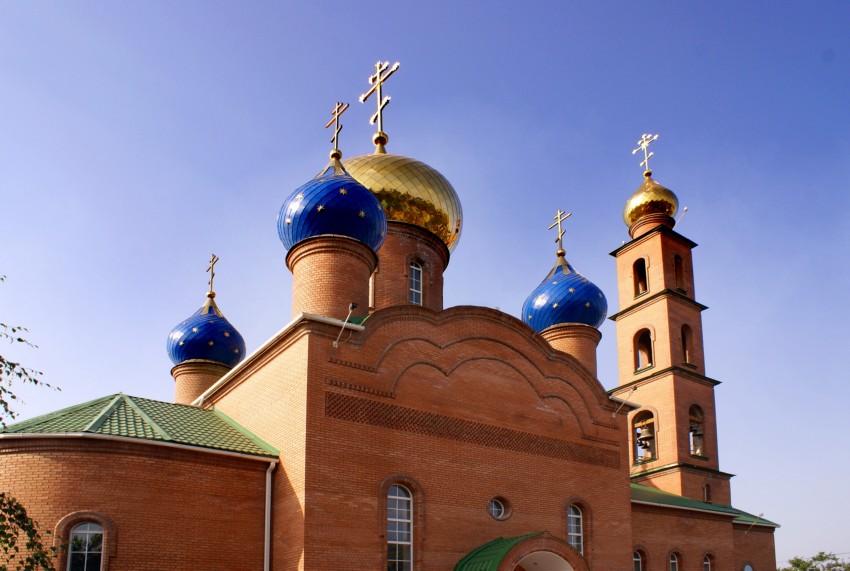 Орловский. Церковь Рождества Пресвятой Богородицы. общий вид в ландшафте