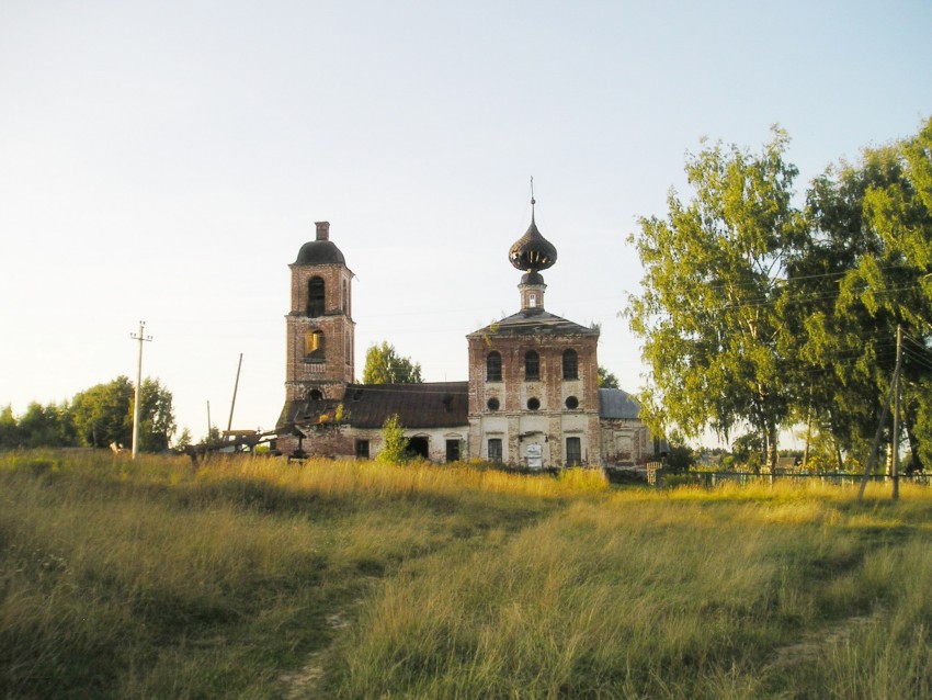 Мортки. Церковь Покрова Пресвятой Богородицы. общий вид в ландшафте