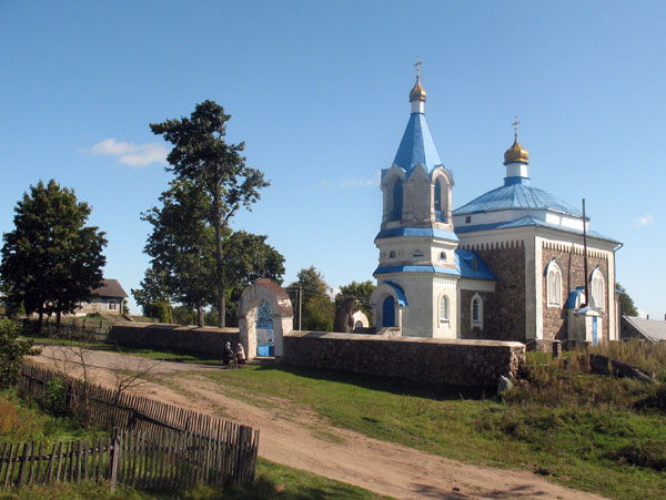 Церковь Космы и Дамиана, Вишнево (Воложинский район, Беларусь, Минская область). общий вид в ландшафте