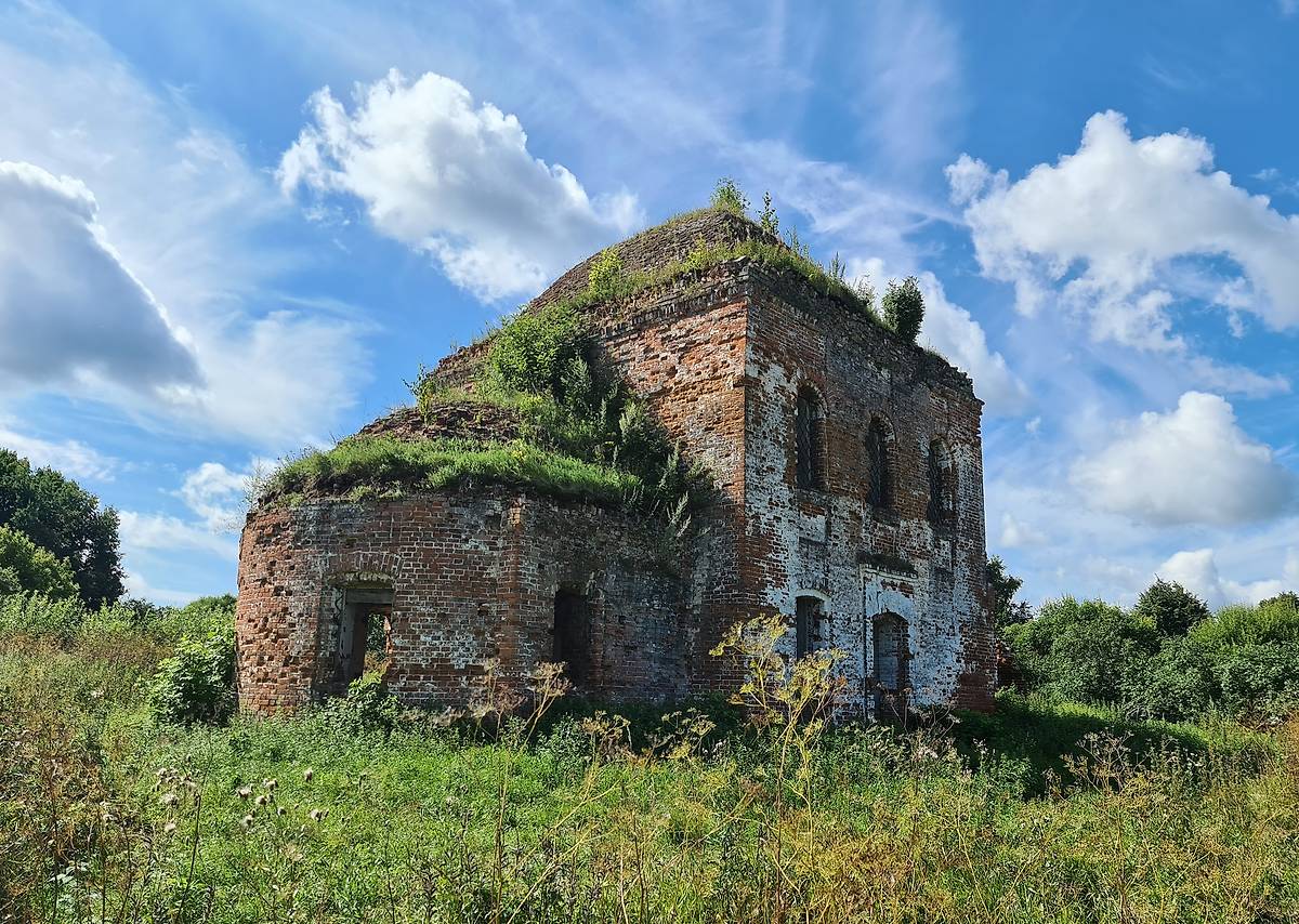 Вид с северо-востока, фасады. Церковь Троицы Живоначальной, Олисавино (Кольчугинский район, Владимирская область)