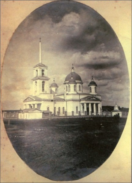 Церковь Димитрия Солунского, Дмитриев (Дмитриевский район, Курская область). архивная фотография, Покровский собор во имя Дмитрия Солунского находился на территории нынешней базарной площади