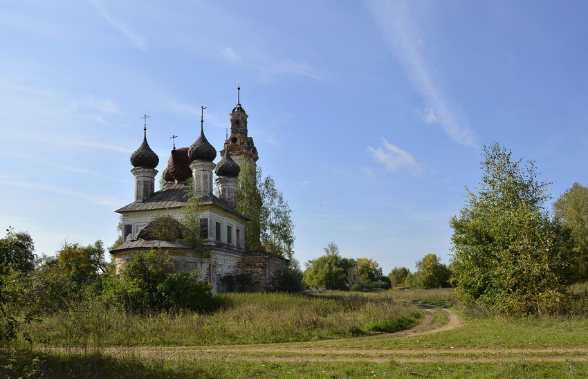 Улошпань. Церковь Благовещения Пресвятой Богородицы. общий вид в ландшафте