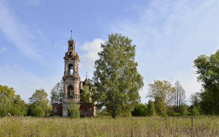 Улошпань. Церковь Благовещения Пресвятой Богородицы. общий вид в ландшафте