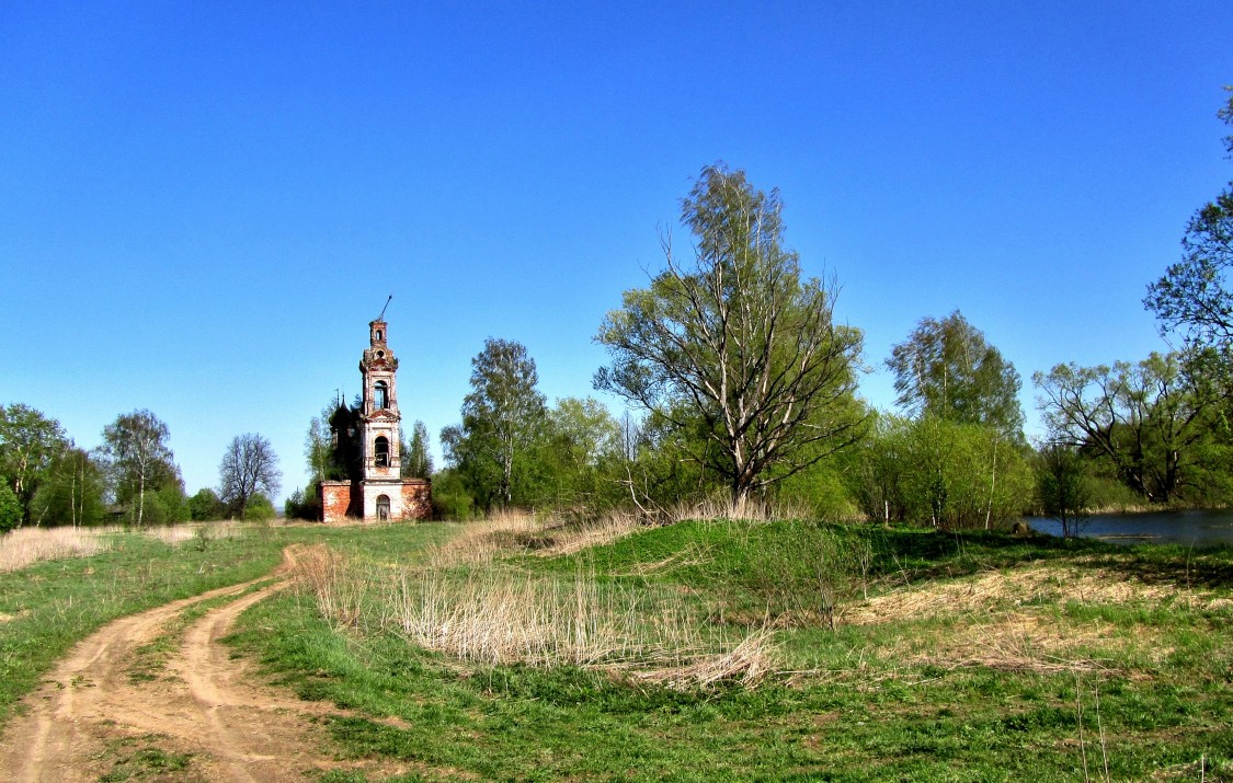 Улошпань. Церковь Благовещения Пресвятой Богородицы. общий вид в ландшафте, вид с запада