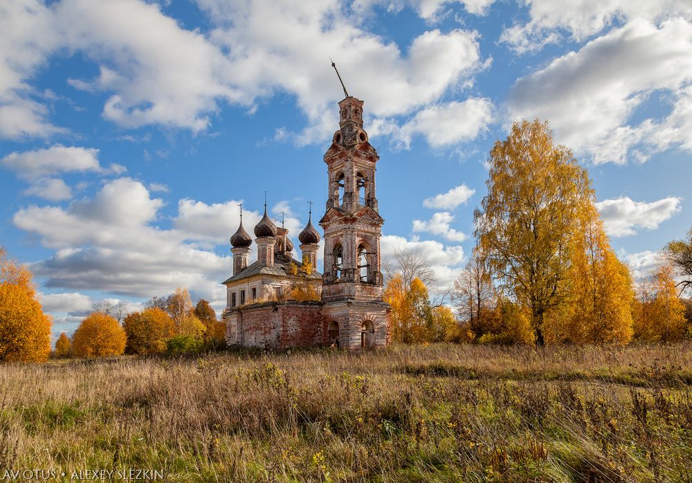 Улошпань. Церковь Благовещения Пресвятой Богородицы. общий вид в ландшафте