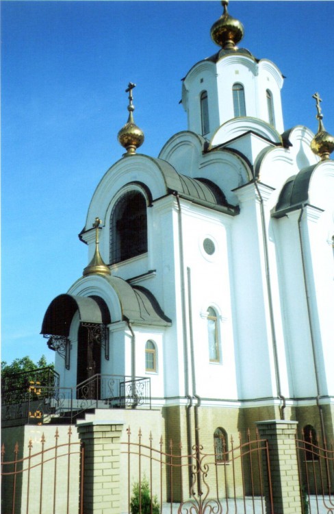 Еленовка. Церковь Константина и Елены. общий вид в ландшафте