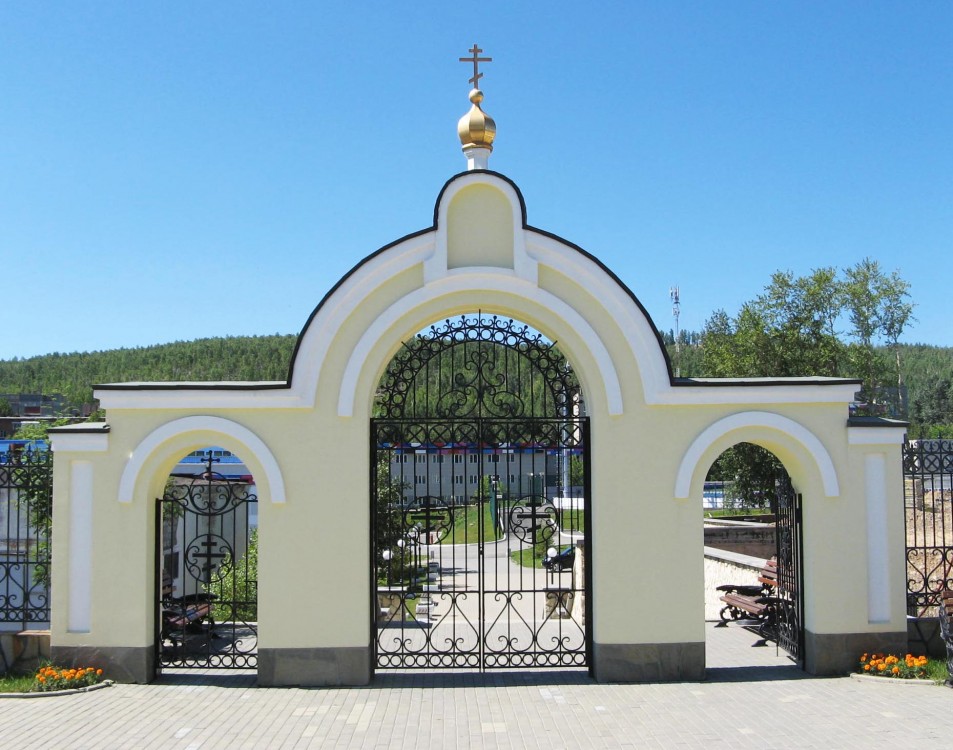 Карабаш. Церковь Иоанна Златоуста. дополнительная информация, Главные врата ограды храмовой территории
