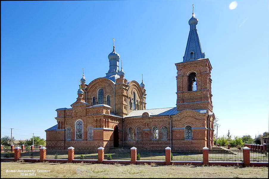 Церковь Рождества Пресвятой Богородицы, Чекалов (Морозовский район, Ростовская область). общий вид в ландшафте