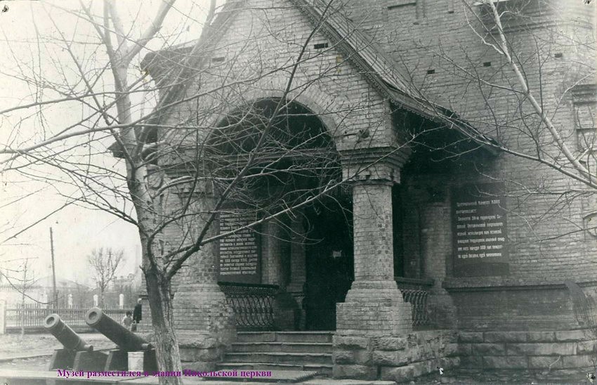 Собор Николая Чудотворца, Сатка (Саткинский район, Челябинская область). архивная фотография, В 1957-90 годах в здании церкви был краеведческий музей. Источник: http://museysatka.ru/htmlpages/Show/overview/onAuthority