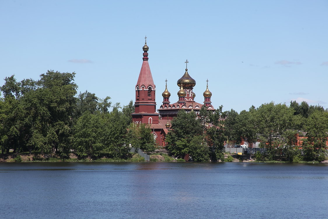 Собор Николая Чудотворца, Сатка (Саткинский район, Челябинская область). художественные фотографии, Вид с западного берега пруда (с новыми куполами)