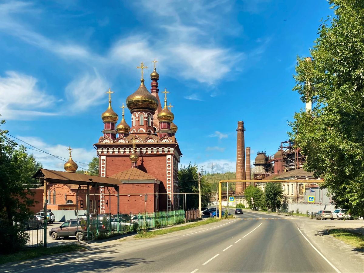 Собор Николая Чудотворца, Сатка (Саткинский район, Челябинская область). фасады, Вид с востока, на фоне завода