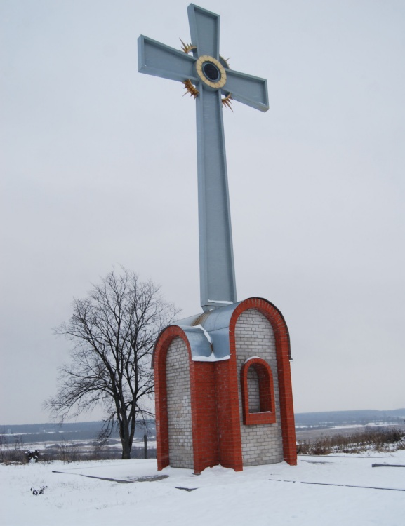 Часовня Иоанна Рыльского, Рыльск (Рыльский район, Курская область). дополнительная информация, Памятный крест рядом с часовней