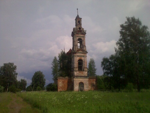 Церковь Благовещения Пресвятой Богородицы, Улошпань (Нерехтский район, Костромская область). общий вид в ландшафте, Церковь, как и вся деревня в целом находится в заброшенном состоянии. Внутренее убранство полностью разграблено.