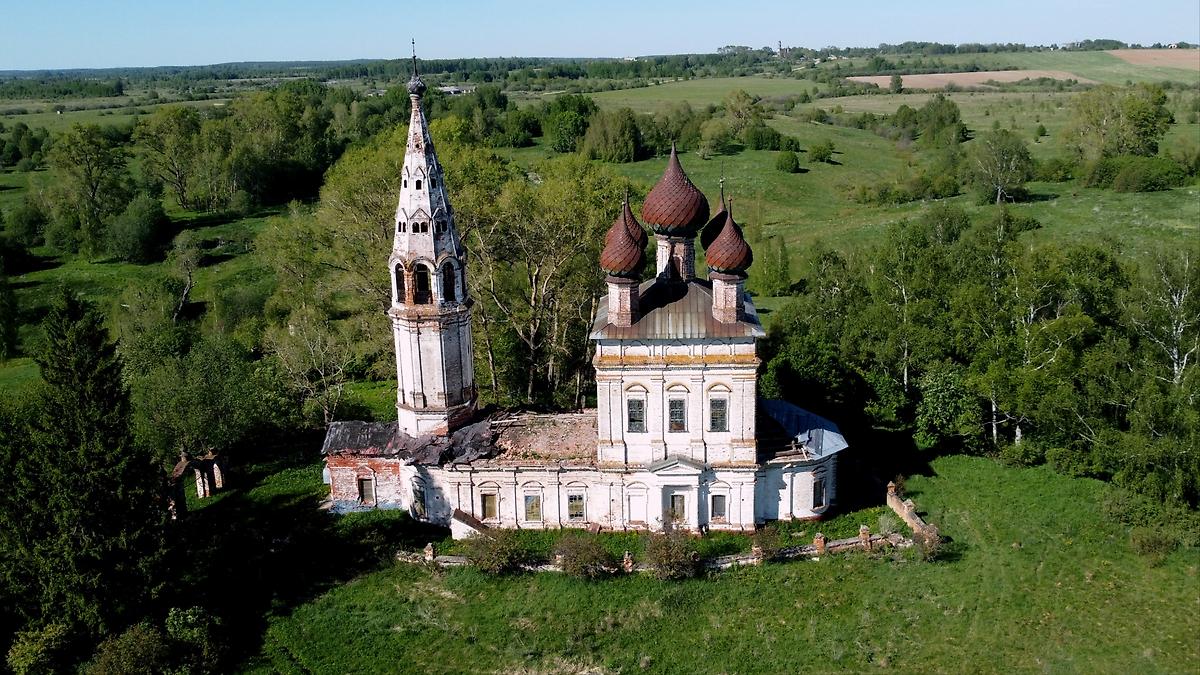 общий вид в ландшафте. Церковь Покрова Пресвятой Богородицы, Кулиги (Нерехтский район, Костромская область)
