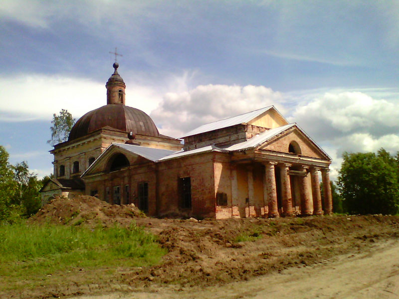 Лопотово. Церковь Успения Пресвятой Богородицы. общий вид в ландшафте