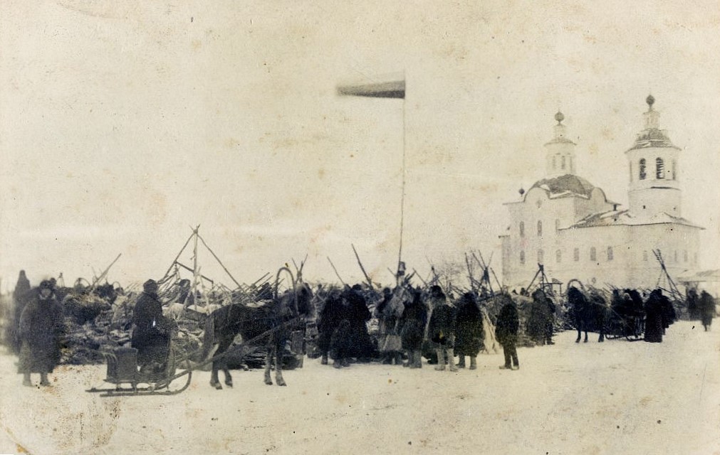Никольская ярмарка возле Богоявленского собора. Фото 1910-1920 гг. Из собрания Ишимского Историко-художественного и краеведческого музея им. П. П. Ершова., архивная фотография. Собор Богоявления Господня, Ишим (Ишимский район и г. Ишим, Тюменская область)