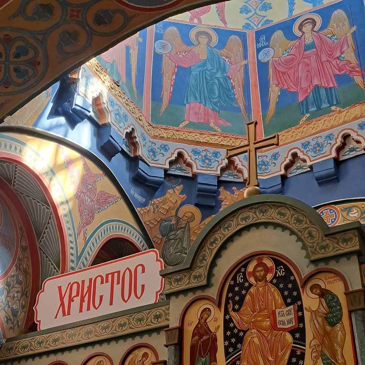 Средневековая резьба в барабане купола церкви, перекрытая современной живописью. , интерьер и убранство. Церковь Введения во Храм Пресвятой Богородицы, Феодосия (Феодосия, город, Республика Крым)