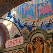 Церковь Введения во Храм Пресвятой Богородицы, Средневековая резьба в барабане купола церкви, перекрытая современной живописью. , Феодосия, Феодосия, город, Республика Крым