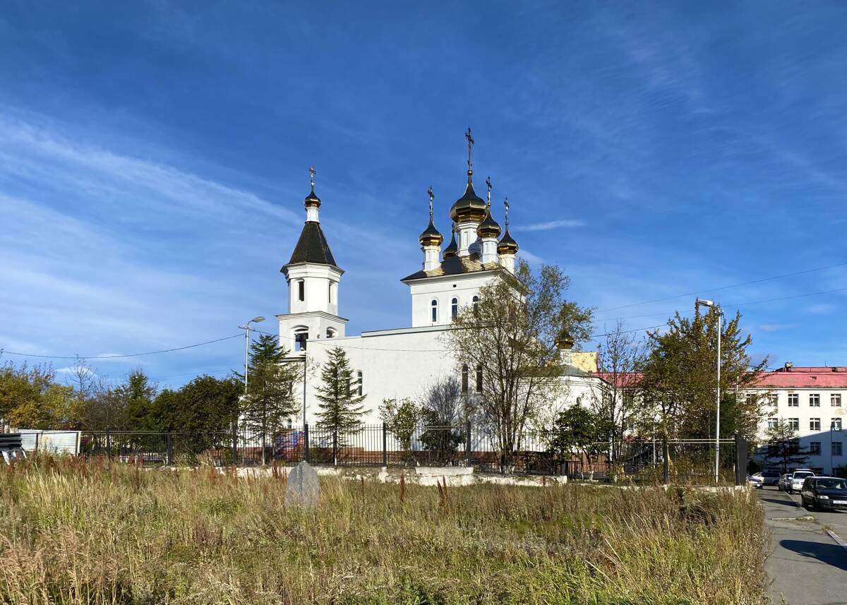 Церковь Сошествия Святого Духа, Магадан (Магадан, город, Магаданская область). общий вид в ландшафте, Общий вид с юго-востока