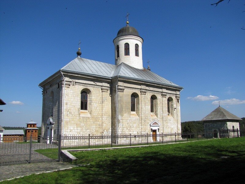 Собор Успения Пресвятой Богородицы, Крылос (Ивано-Франковский район, Украина, Ивано-Франковская область). фасады