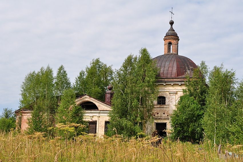 Лопотово. Церковь Успения Пресвятой Богородицы. общий вид в ландшафте, вид с юга