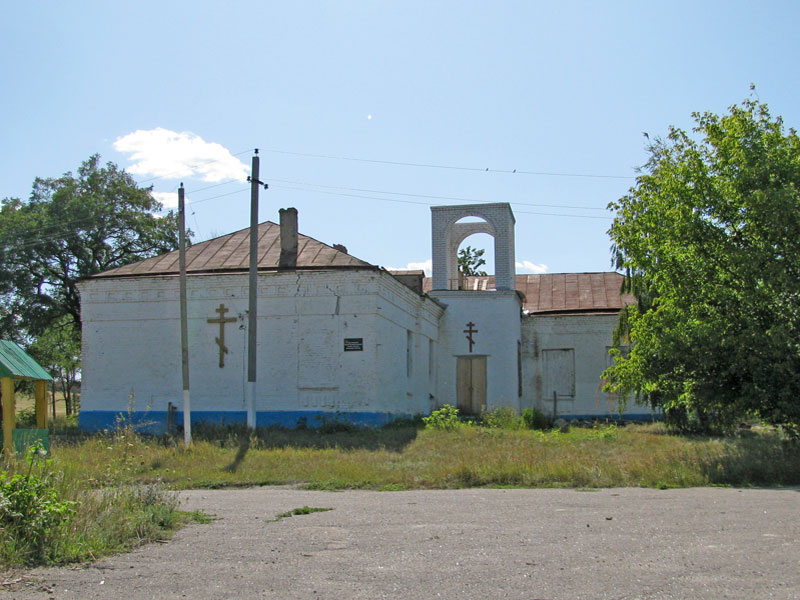 Церковь Покрова Пресвятой Богородицы, Дерезовка (Верхнемамонский район, Воронежская область). общий вид в ландшафте, Церковь находится в бывшем здании земской школы.