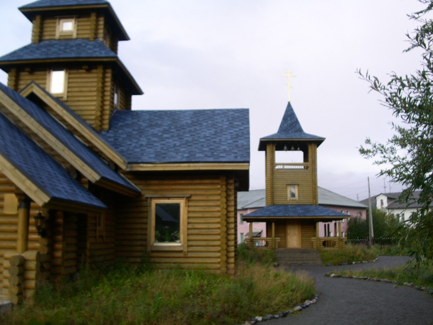 Северный. Церковь Игоря Черниговского. архитектурные детали, южная часть церкви; на заднем плане - звонница