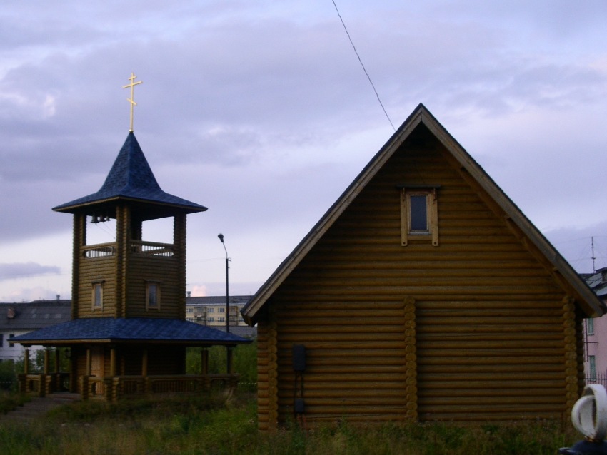 Церковь Игоря Черниговского, Северный (Воркута, город, Республика Коми). фасады, вспомогательная постройка и колокольня, вид с юга