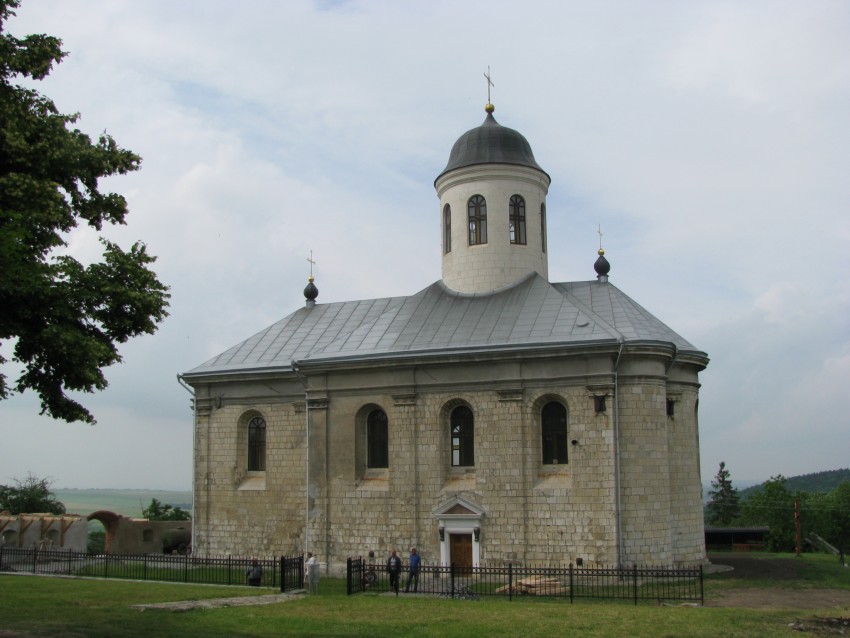 Собор Успения Пресвятой Богородицы, Крылос (Ивано-Франковский район, Украина, Ивано-Франковская область). фасады