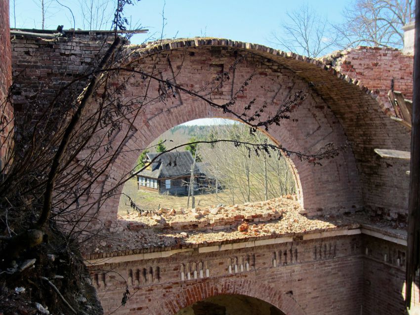 Церковь Владимирской иконы Божией Матери, Горницы (Кувшиновский район, Тверская область). архитектурные детали, Термальное окно западного фасада - хорошо видна толщина свода