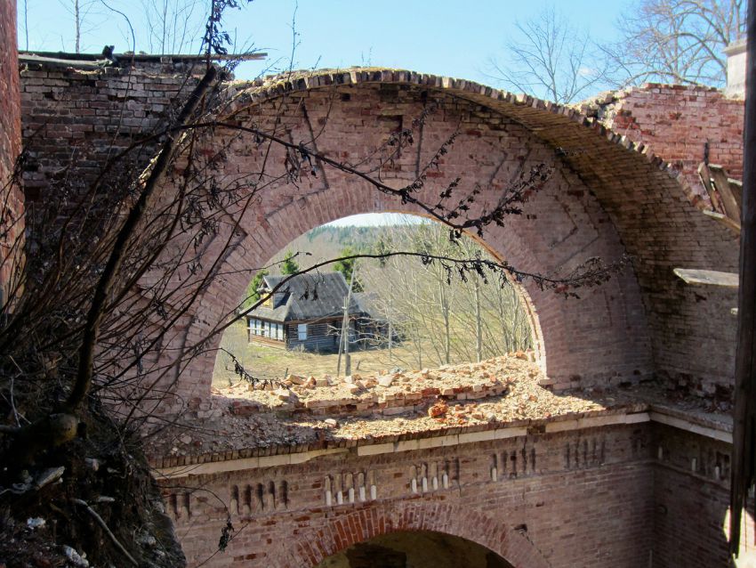 Горницы. Церковь Владимирской иконы Божией Матери. архитектурные детали, Термальное окно западного фасада - хорошо видна толщина свода