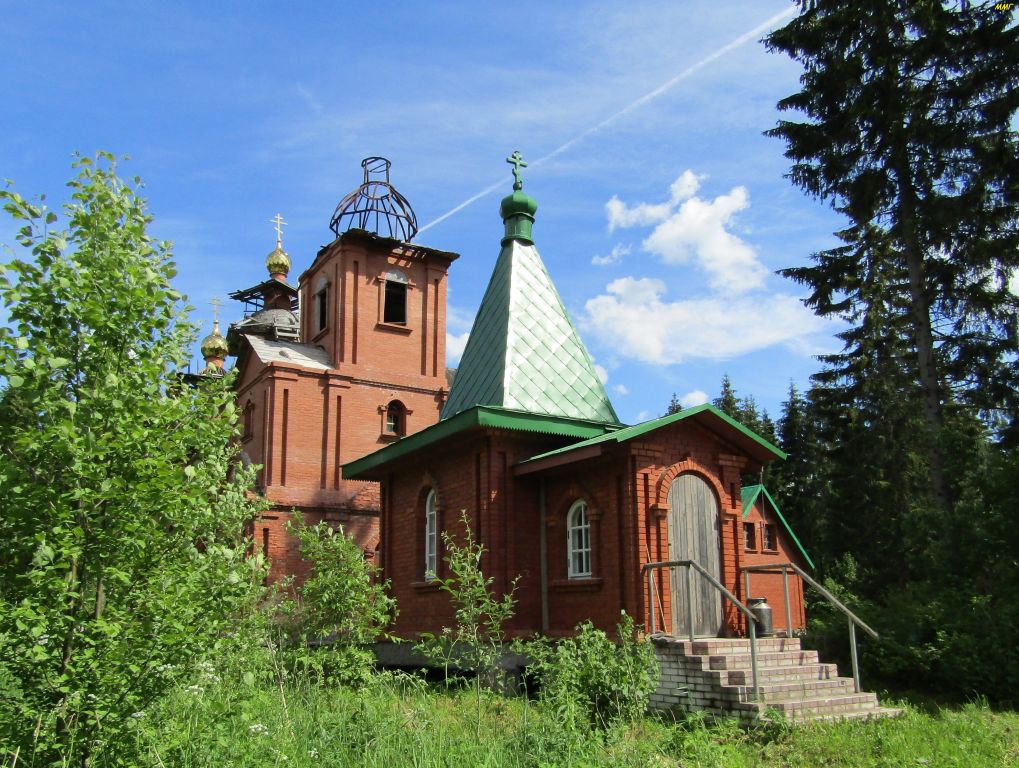 Макарьевская пустынь, Макарьевская пустынь, урочище (Тосненский район, Ленинградская область). художественные фотографии, Тихвинская часовня и Успенская церковь.